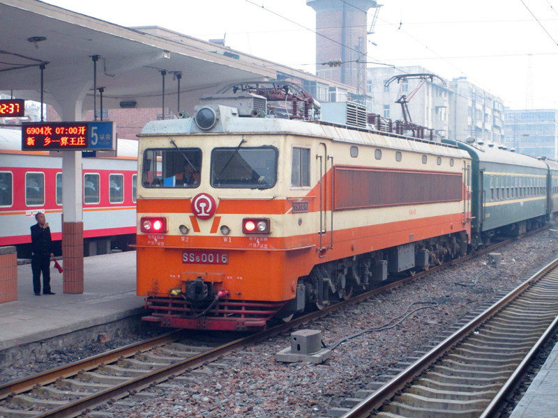 韶山6型0016號機車牽引6904次列車在新鄉站