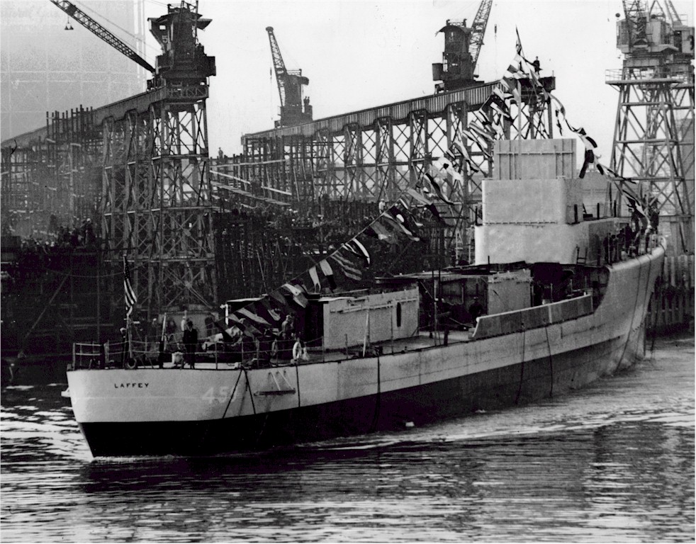 緩緩入水的拉菲號驅逐艦