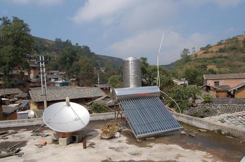 下樹村農戶安裝的太陽能以及衛星電視
