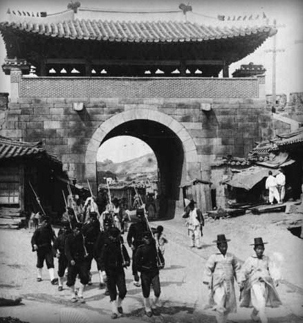 行進在漢城街道上的大韓帝國軍
