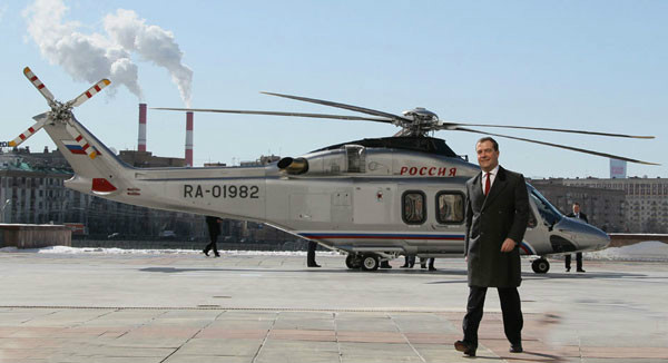 梅德韋傑夫乘坐直升機上班
