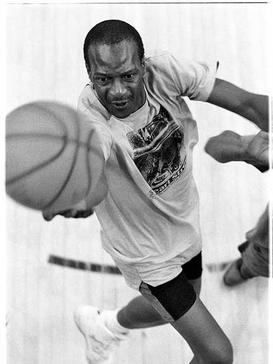 1991年，43歲的“山羊”在哈林籃球隊上籃