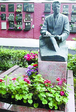 伊薩科夫斯基墓碑半身雕像