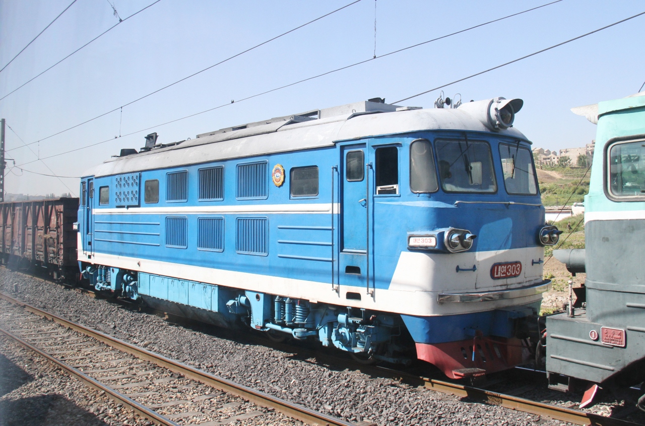 朝鮮鐵路的北京型內燃機車與紅旗型電力機車重聯牽引貨運列車