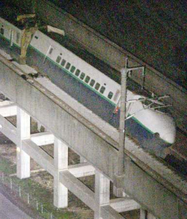 地震造成新幹線列車脫軌