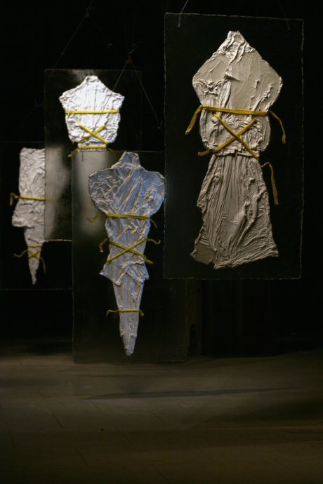 瓷、樹脂、綜合材料， 70*120cm，2011