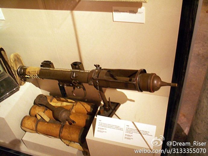 加拿大戰爭博物館中的PIAT和其彈藥盒