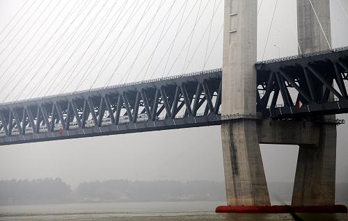 2014年6月16日，一輛試驗動車從黃岡長江大橋駛過