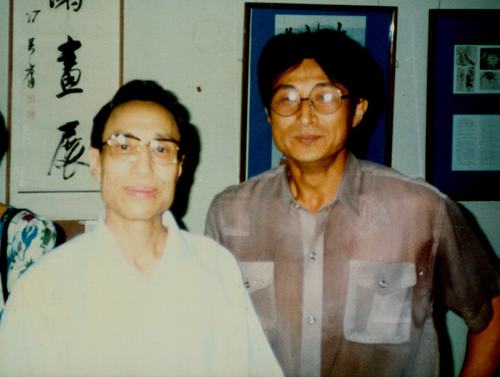 王景愚(左)參觀畫展