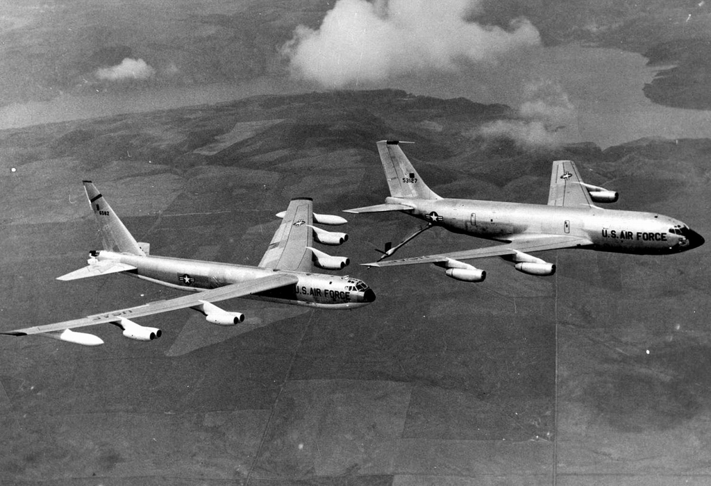 KC-135在為一架B-52戰略轟炸機實施加油
