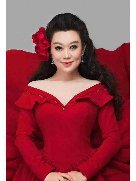 張莉莉(中國內地女高音歌唱家,中央歌劇院青年歌唱演員) 張莉莉(中國內地女高音歌唱家,中央歌劇院青年歌唱演員)