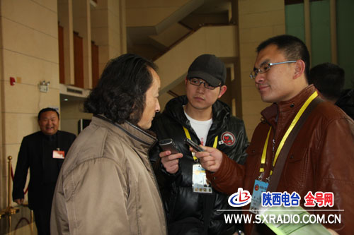採訪陝西省政協委員（右一為蔣俊）