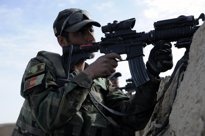 裝備M4卡賓槍的阿富汗突擊隊員在瞄準