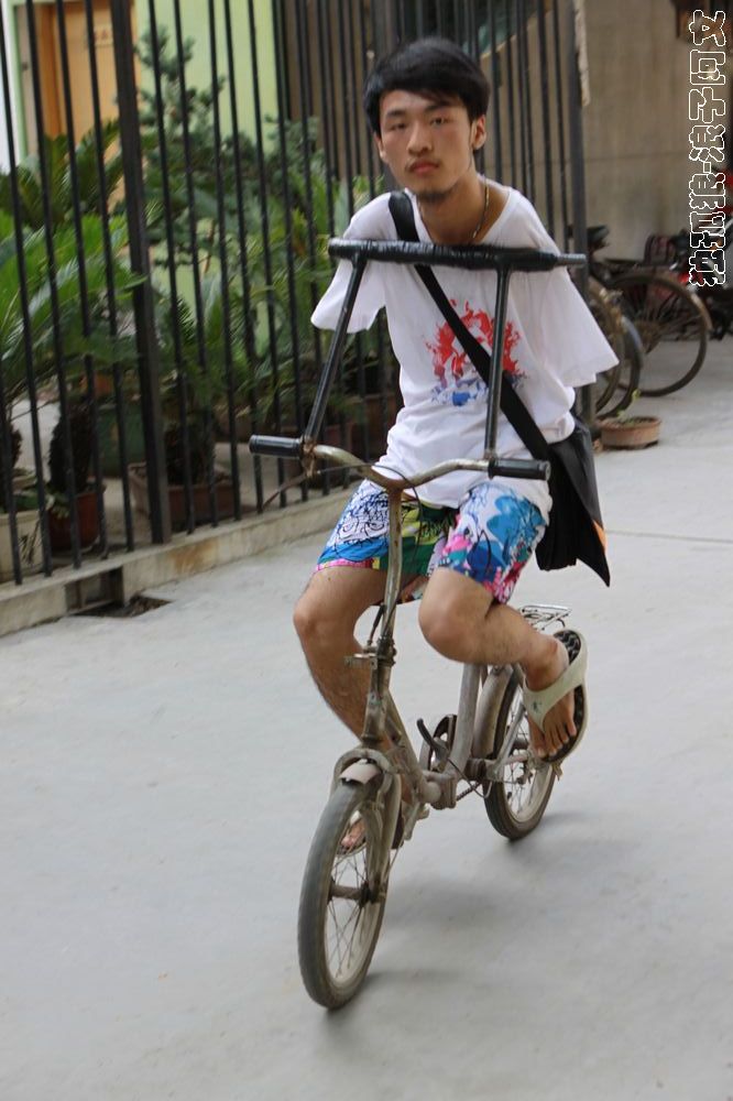 曹會琛在騎腳踏車