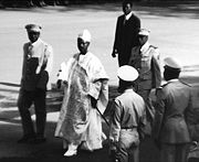 查德首任總統托姆巴巴耶(左二)