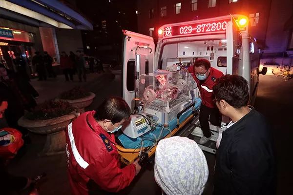 12月13日夜，載有“巴掌寶寶”的救護車抵京