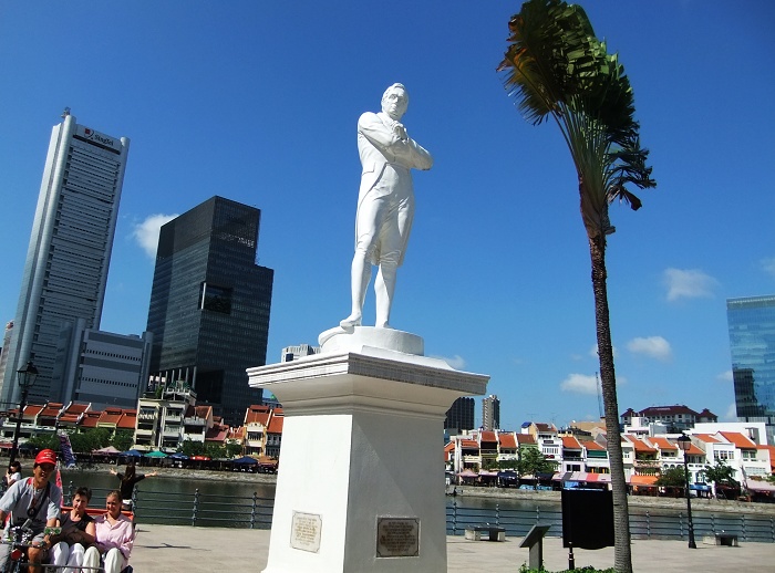 萊佛士塑像在新加坡河邊，這是他登入的地點