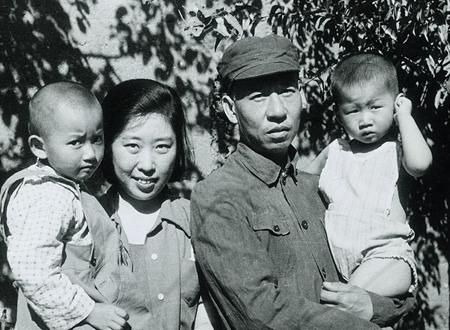 1948年婚後，王光美和劉少奇在西柏坡。