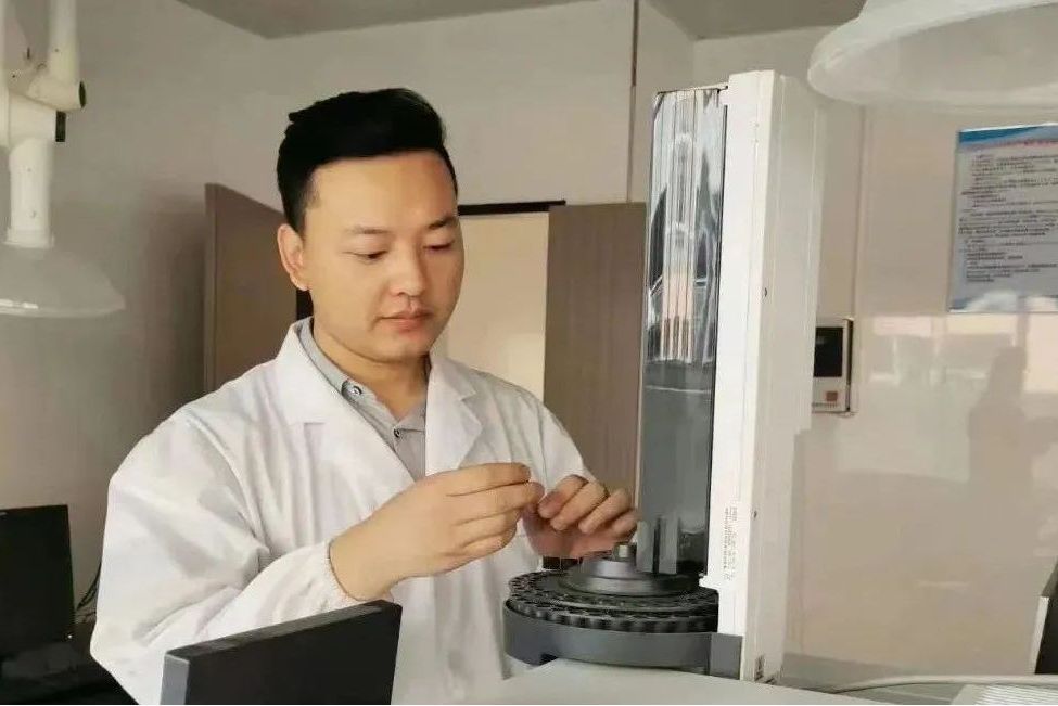 李智慧(第十四屆全國人大代表,浙江古越龍山紹興酒股份有限公司質量技術部部長) 李智慧(第十四屆全國人大代表,浙江古越龍山紹興酒股份有限公司質量技術部部長)