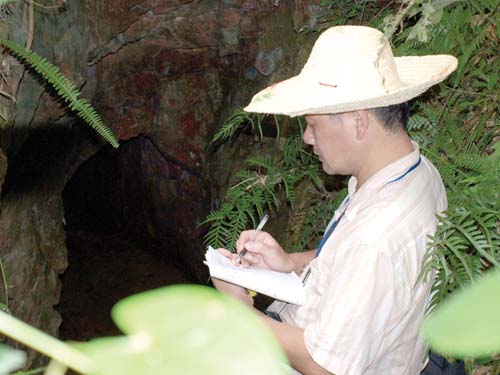 考古工作者在霍童涵洞遺址實地考察