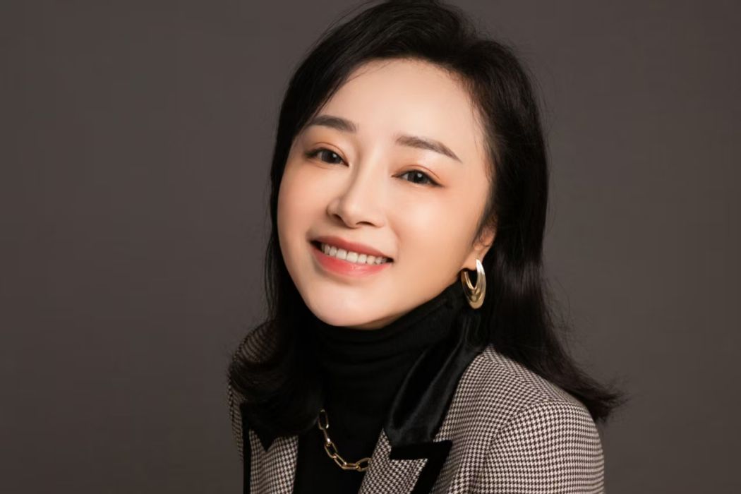 何佳(拉祜族女高音歌唱演員、昆明學院教師) 何佳(拉祜族女高音歌唱演員、昆明學院教師)