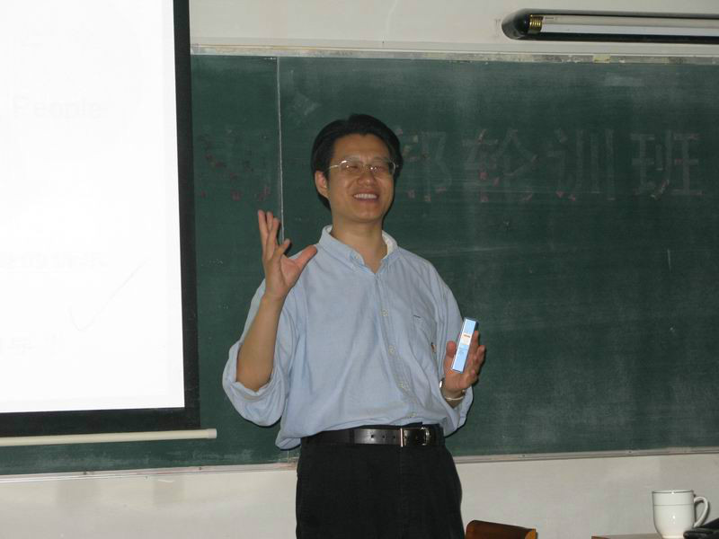 王石泉(教學實驗與案例開發中心主任教授)