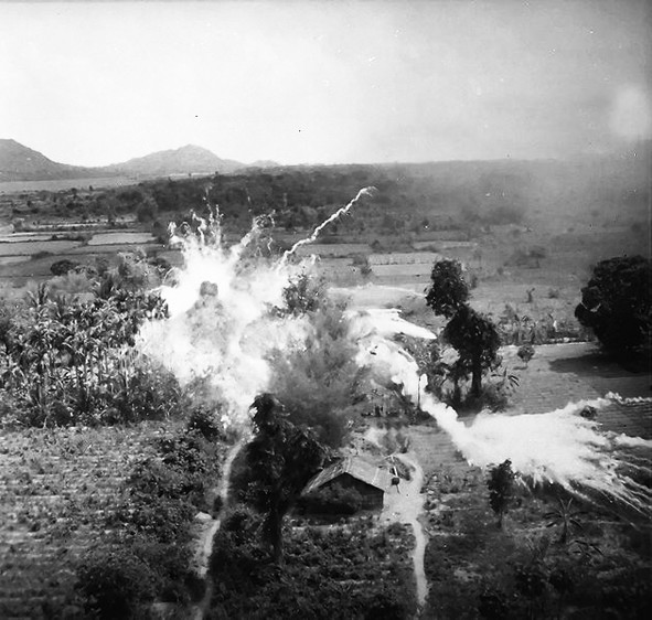 美軍用凝固汽油彈轟炸西貢南部