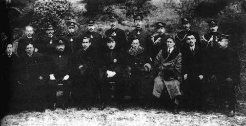 1913年3月並排左四為孫中山，左二為宋嘉樹