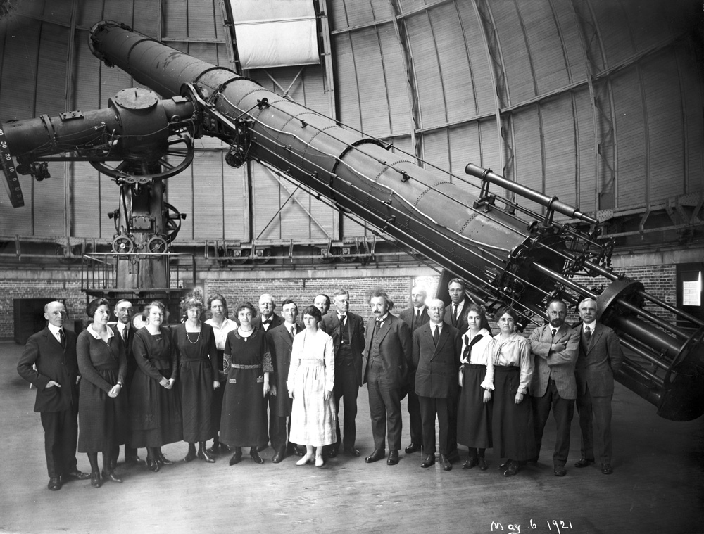 1921年05月06日，愛因斯坦等人在葉凱士40英寸折射望遠鏡前留影