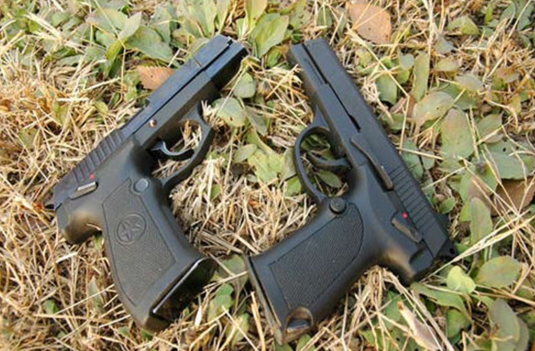 QZS-92型9mm（左）和5.8mm（右）手槍