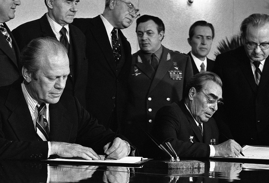1974年與蘇聯領導人勃列日涅夫簽署協定