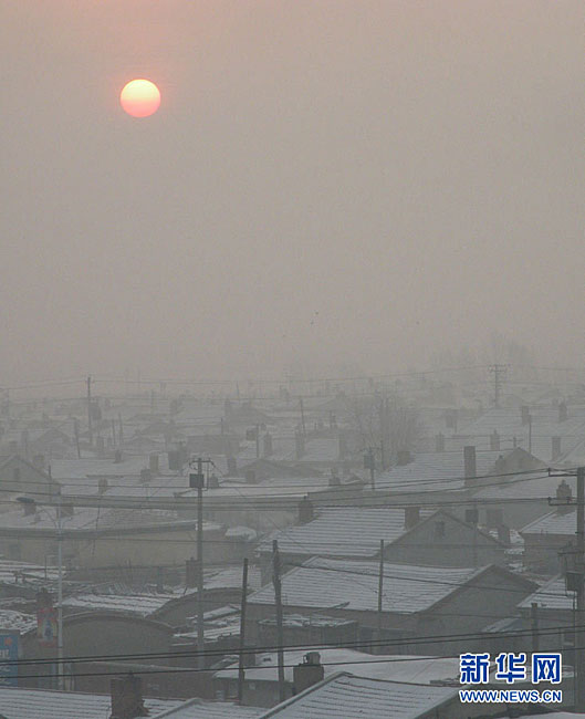 北京冬日霧霾天致車輛緩行