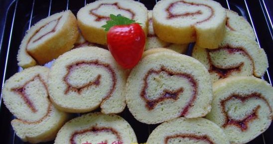 草莓戚風蛋糕卷