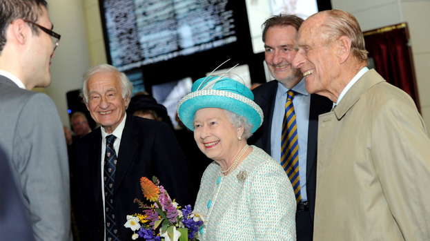 英國女王伊莉莎白二世為新圖書館揭幕