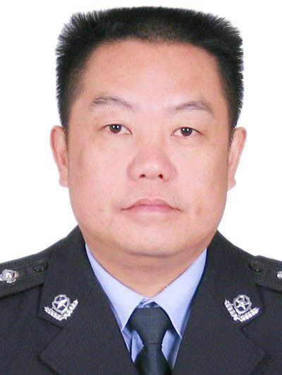 盧衛軍(鹹寧市公安局黨委委員、副局長) 盧衛軍(鹹寧市公安局黨委委員、副局長)