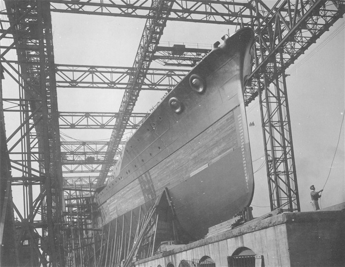 1915年10月20日橫須賀2號船塢的山城號船體