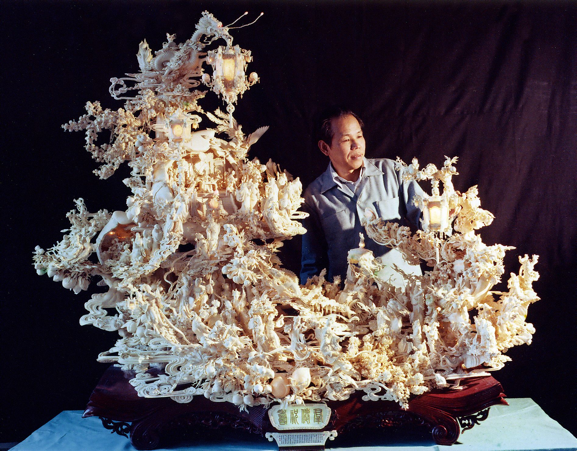 李定寧和他的牙雕作品《群仙祝壽》