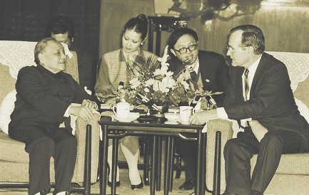 鄧小平（左一）在會見美國總統布希（右一）