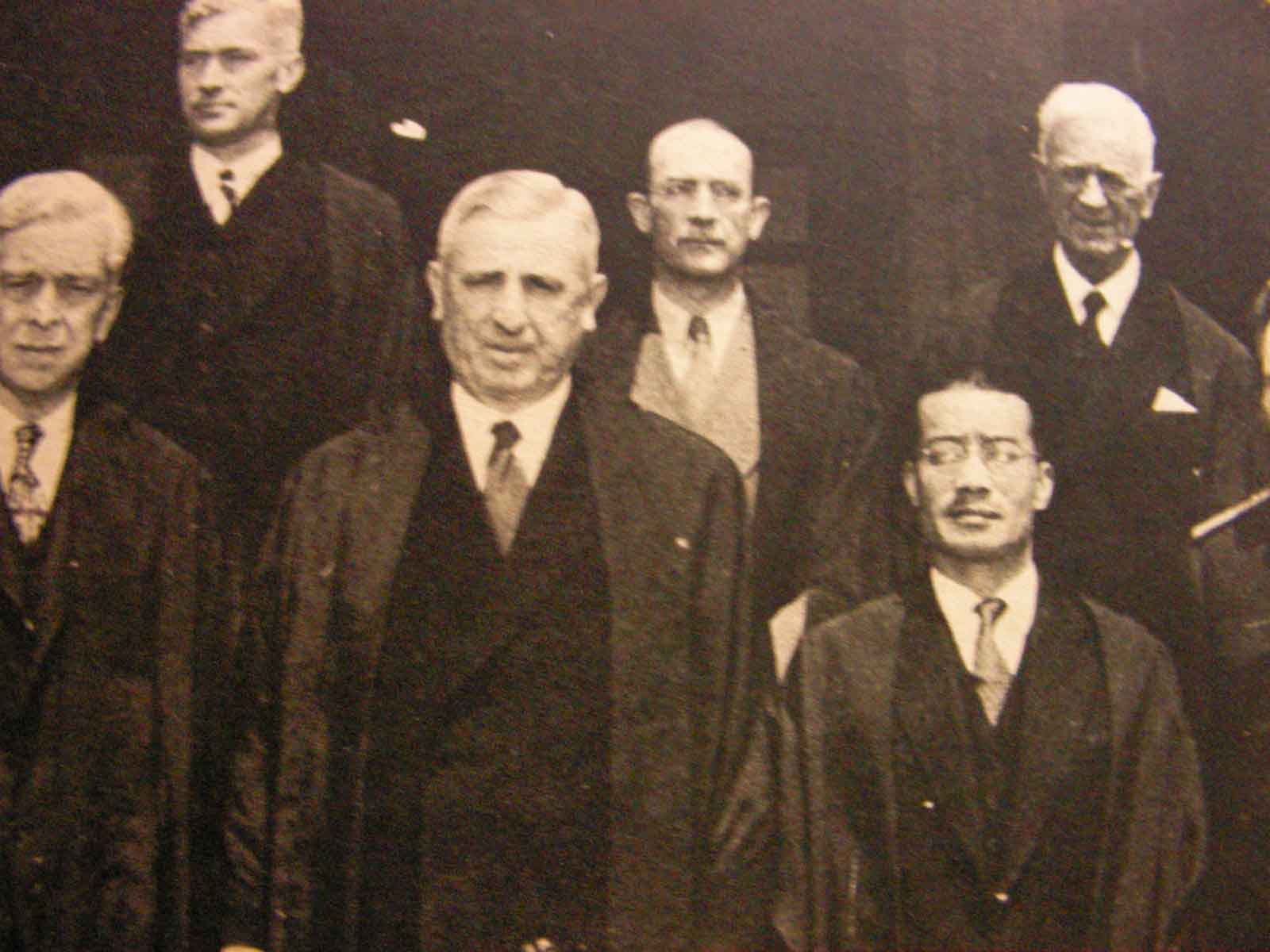 梅汝璈（前右一）和遠東國際法庭的法官們