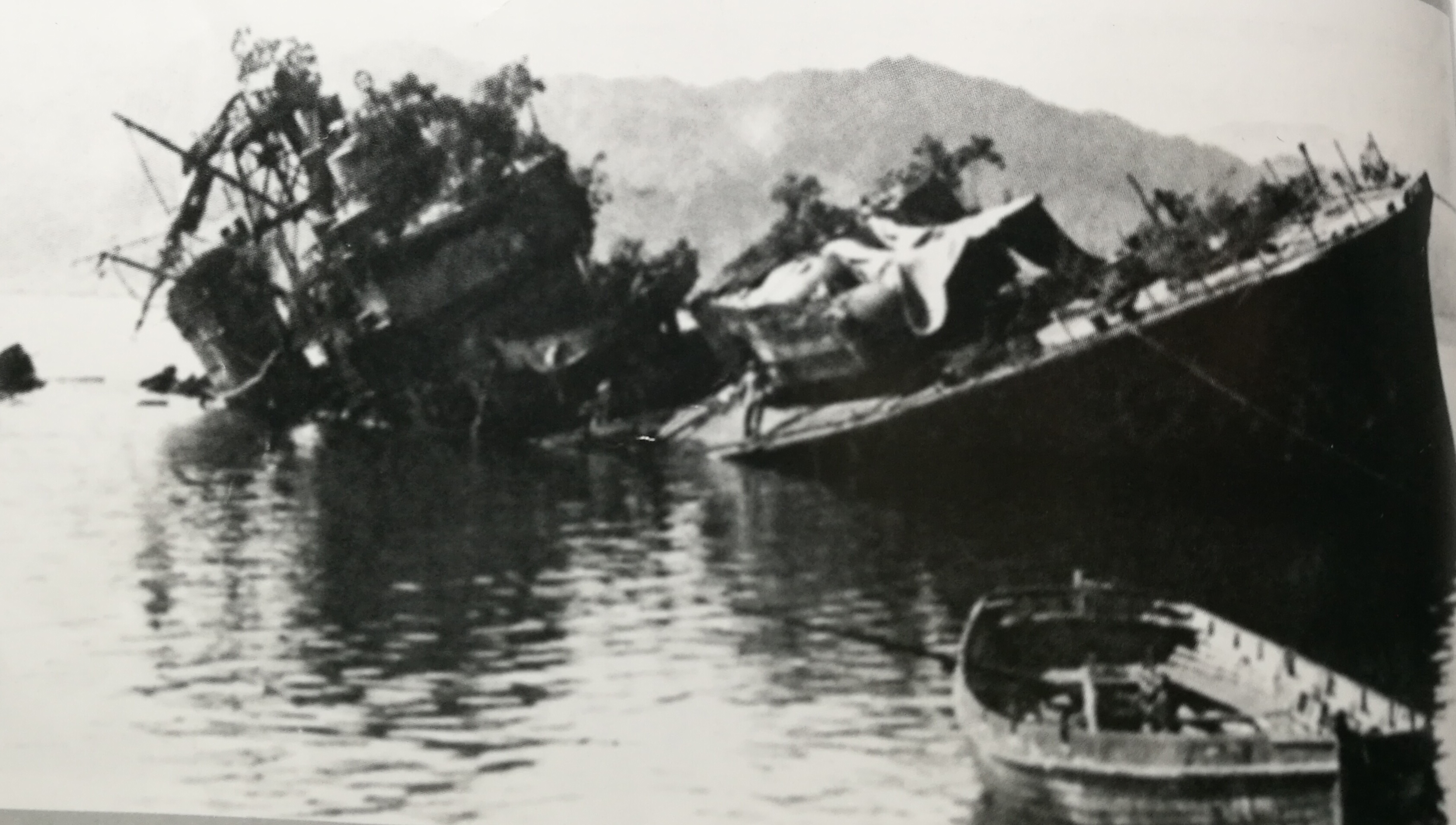圖為7月30日在宮津灣遭到空襲的“初霜”，因迴避運動觸雷而大破