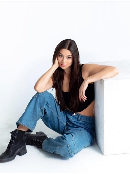 琪拉·柯薩林(Kira Kosarin) 琪拉·柯薩林(Kira Kosarin)