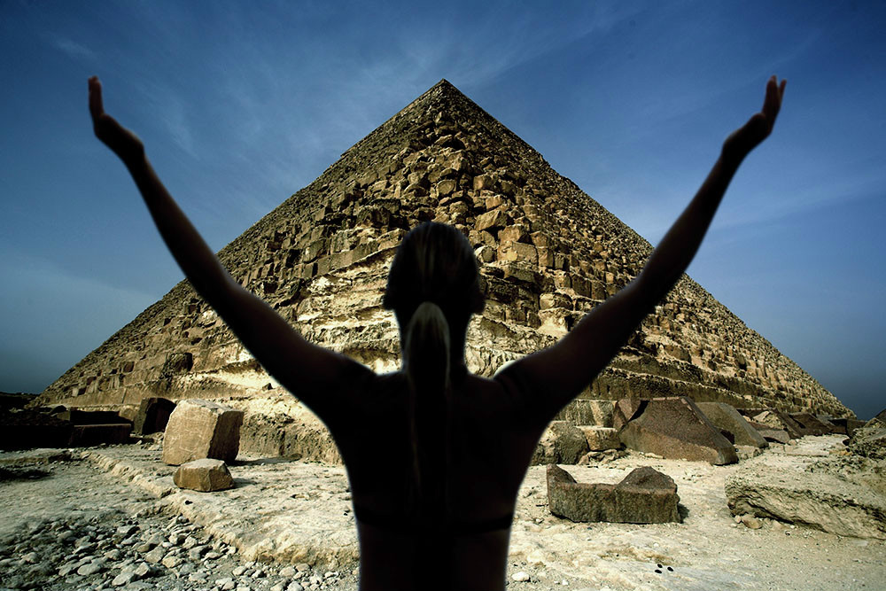 向著金字塔前高舉雙手
