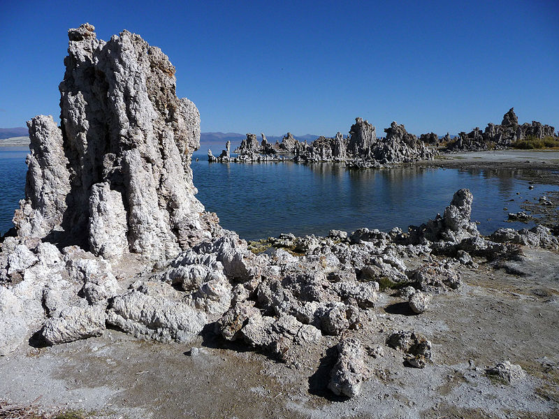 莫諾湖岸的石灰華岩層
