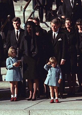 小約翰向父親甘迺迪總統敬禮