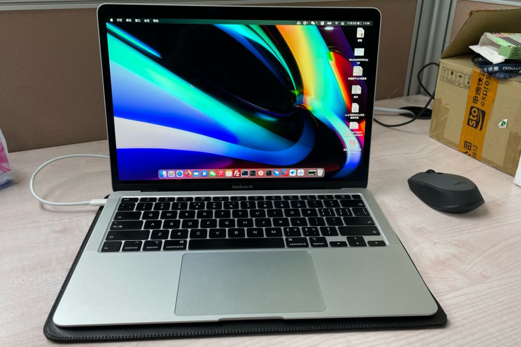 MacBook Air (M1, 2020) MacBook Air (M1, 2020)