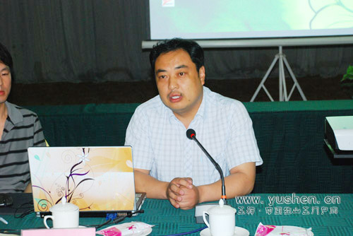 劉曉強在當代獨山玉雕刻藝術研討會上作演講