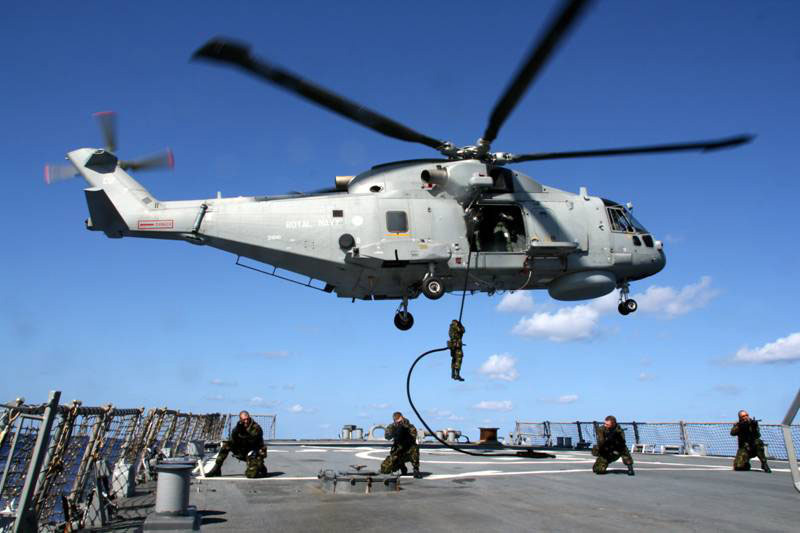 EH-101直升機在航母上演習