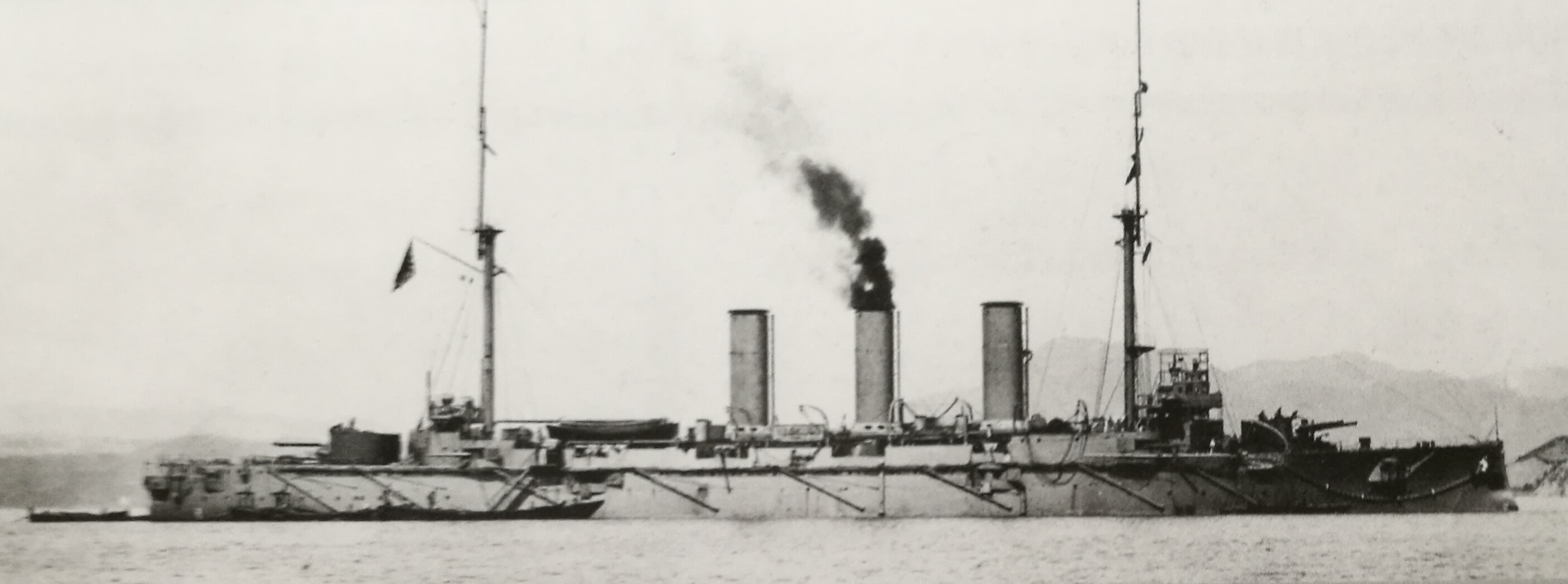 1905年4月8日攝於吳港，已經完成對馬海戰準備的八雲
