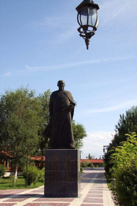 錫伯民族英雄圖伯特塑像和西遷紀念碑