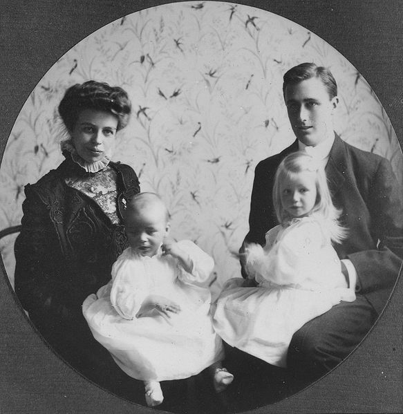 1908年和丈夫及兩個孩子